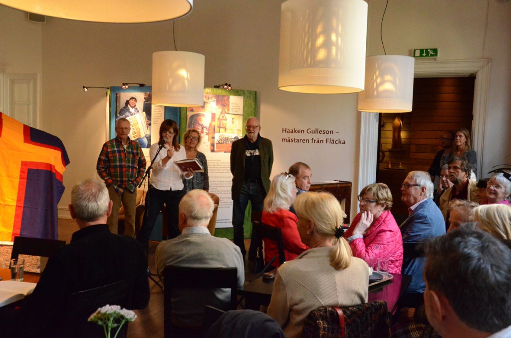 Gunilla Kindstrand presenterar Hälsinge Akademis nya antologi Hälsingeliv på en bokfest i Hälsinglands Museum i Hudiksvall. Foto: Bonny Sjöblom