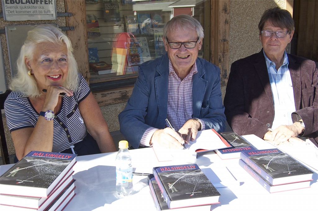 Signering utanför Helins bokhandel på Stortorget i Bollnäs. Fr v Gertrud Haglund, Jonas Sima. Claes Sundelin. Foto: Inger Edvardsson
